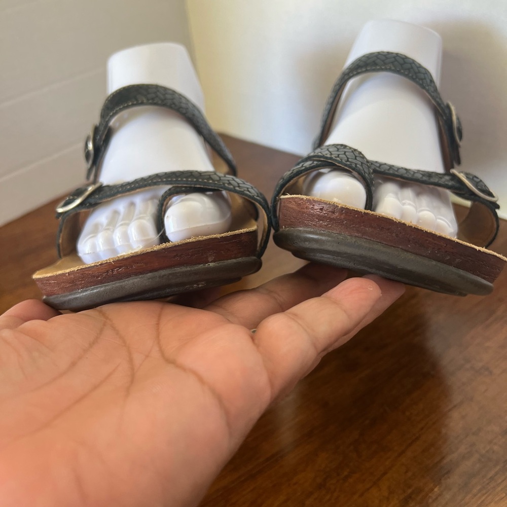 SAS Shelly Black Snake Embossed Leather Toe Loop Sandals Comfort Arch Support 9 - Picture 5 of 9